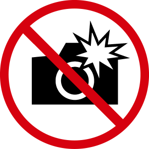 Dilarang menggunakan flash dan tripod di dalam ruang pameran